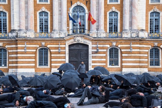 PERFORMANCE HAPENNING à TOULOUSE. 6 NOVEMBRE 2020. Place du Capitole.