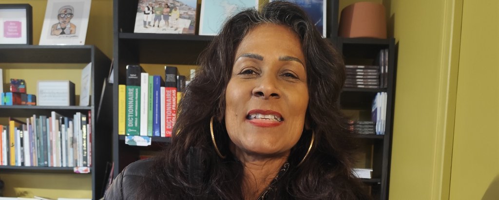 Paule-Élise Aglaé, une ''fenm djok'' au sourire lumineux, debout dans le clair et l’obscur.