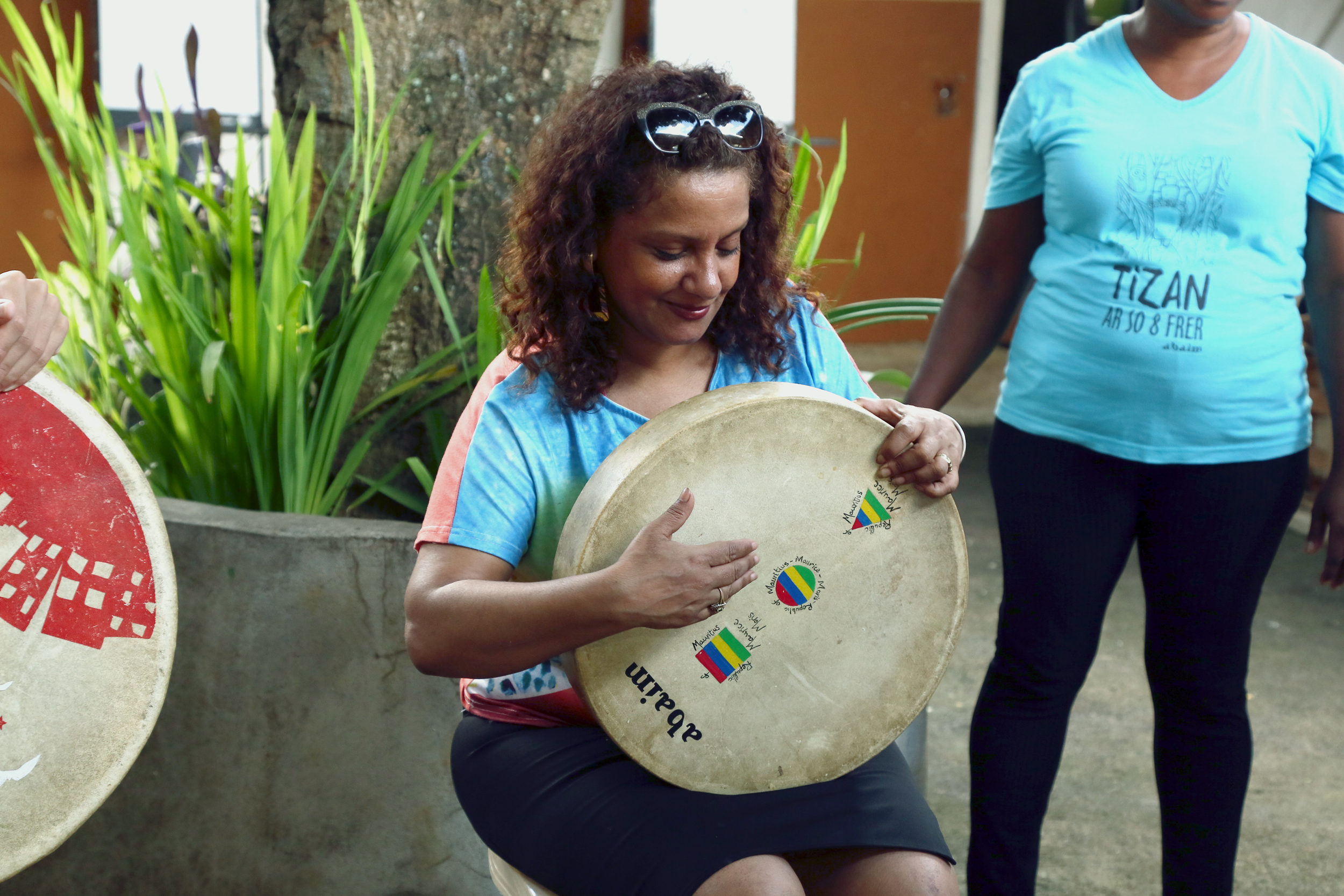 TOURNAGE BELLES D'AME A L’ILE MAURICE - En partenariat avec la MTPA -  L'Initiation au Ravannes ABAIM en compagnie de Marousia Bouvery 