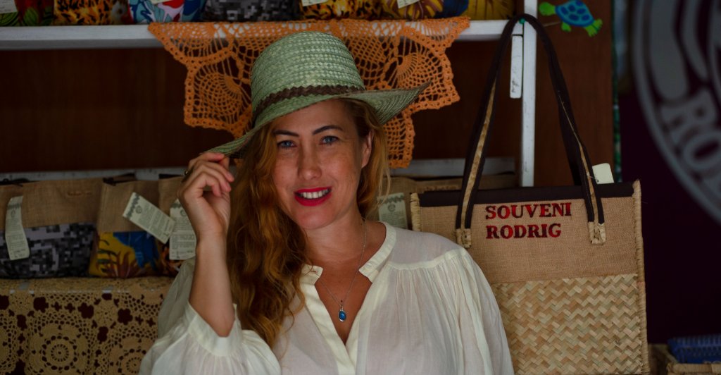 Myriam Charleins découvre l’artisanat rodriguais, reflet vivant de l’âme de l’île