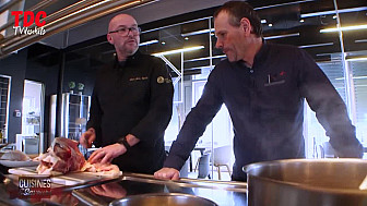 Acteurs-Locaux-Bretagne - Recette de Noël : Suprême de chapon poché, crème de langoustine, purée de chou-fleur et grue de cacao.