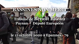 'BASSINES NON MERCI' Benoît Biteau à la tribune durant la grande manifestation du 11 octobre 2020 à Epannes - Deux-Sèvres @BenoitBiteau @EELV #Bassines @guttonm  